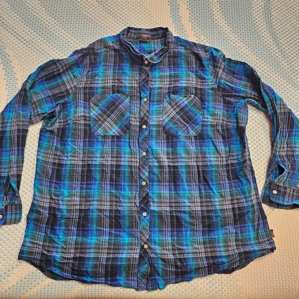 Classic Fit Women's Plus Size Buttoned Down Shirt in Blue Plaid